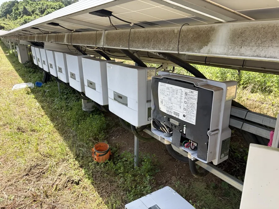 交換作業中の産業用パワコン