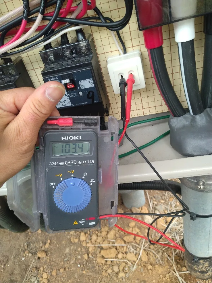 産業用太陽光発電設備の電気条件を確認する作業